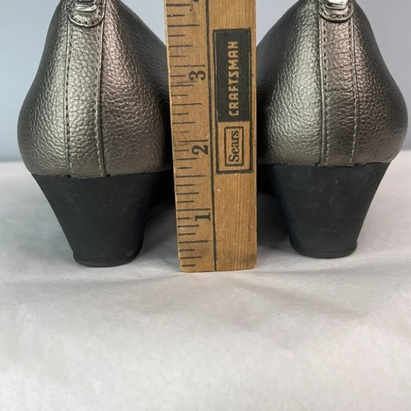 BANDOLINO Metallic Wedge Shoes Pewter Strap Buckle Vegan Leather Size 7.5 - Picture 9 of 12